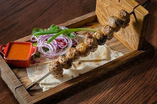 Абхазура в бараньей сетке с молодым картофелем
